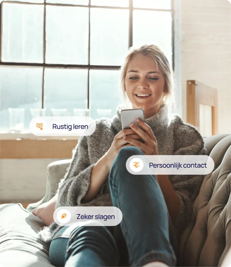 Jonge vrouw zit ontspannen op een bank en kijkt glimlachend naar haar smartphone, met de teksten ‘Rustig leren’, ‘Persoonlijk contact’ en ‘Zeker slagen’ in beeld.